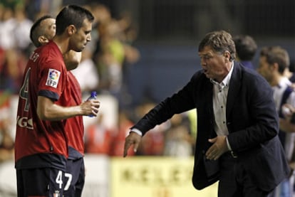 El entrenador de Osasuna José Antonio Camacho da instrucciones a Miguel Flaño.