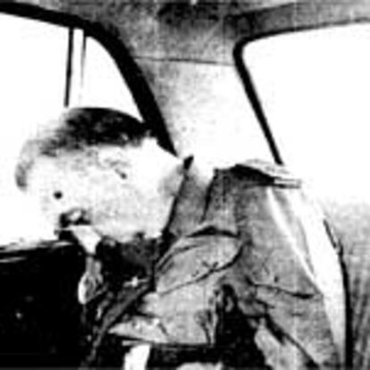 El cuerpo sin vida del general Sánchez Ramos, yace en el interior del coche oficial en la misma postura que se encontraban cuando fueron asesinados