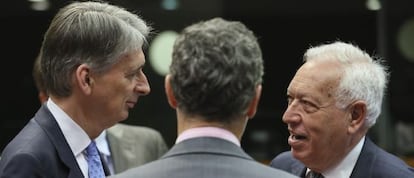 El ministro de Asuntos Exteriores, José Manuel García-Margallo, conversa con su homólogo británico antes del inicio de la reunión.