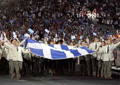 Grecia, como es tradicional por ser cuna de los Juegos, ha encabezado la parada, pero también la ha cerrado al tener esta vez la doble condición de país organizador. El estadio ha retumbado con el equipo griego, mientras el presidente, Costas Stefanopoulos, y el primer ministro, Costas Caramanlis, saltaban a la grada para animar a los suyos. Muchos atletas griegos desfilaban con lágrimas en los ojos.