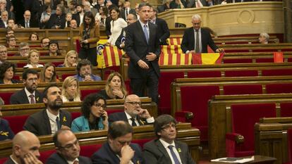Los diputados del PP de Cataluña abandonan el hemiciclo del Parlament.