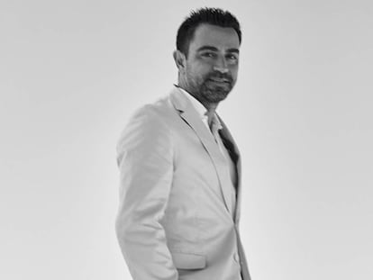 Xavi Hernández posa junto al mar Inland, en Qatar, como pocas veces le hemos visto: de traje. Es de BOSS, por cierto.