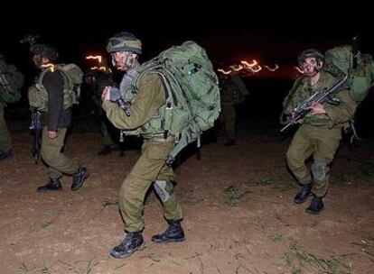 Soldados israelíes marchan hoy al interior de la franja de Gaza.