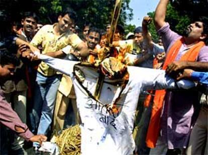 Militantes nacionalistas hindúes se manifiestan contra Osama Bin Laden en Nueva Delhi.