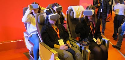Cuatro mujeres prueban las gafas de realidad virtual de Iberia en Fitur.