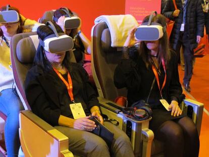 Cuatro mujeres prueban las gafas de realidad virtual de Iberia en Fitur.