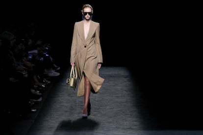 Una modelo desfila con una creación de la firma Ángel Schlesser en la Mercedes Benz Fashion Week de Madrid en enero de 2020.