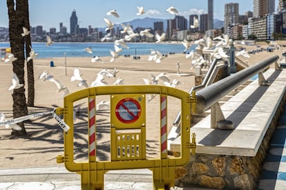 Benidorm est siendo muy prudente en la apertura de sus playas. Estn acordonadas y no se puede ni pasear por los arenales.