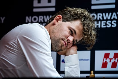 Magnus Carlsen, durante su partida con Ding de este domingo en Stavanger