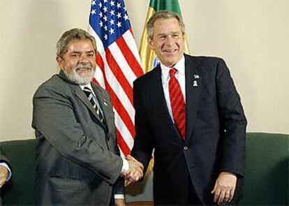 Los presidentes de Brasil, Lula da Silva (izquierda), y de EE UU, George W. Bush, durante la cumbre de Monterrey.