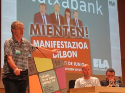 Adolfo Muñoz, líder de ELA, interviene en una asamblea de delegados del sindicato.