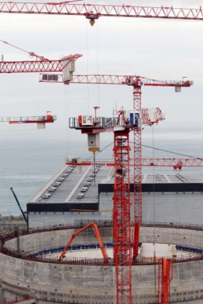 Obras de construcci&oacute;n de la nueva central nuclear de Flamanville.