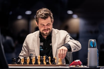 Magnus Carlsen, durante la sexta partida del Mundial de ajedrez, el viernes.