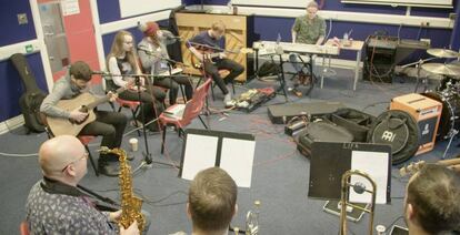 Jacobo Serra ensaya con los alumnos de la escuela de Paul McCartney.