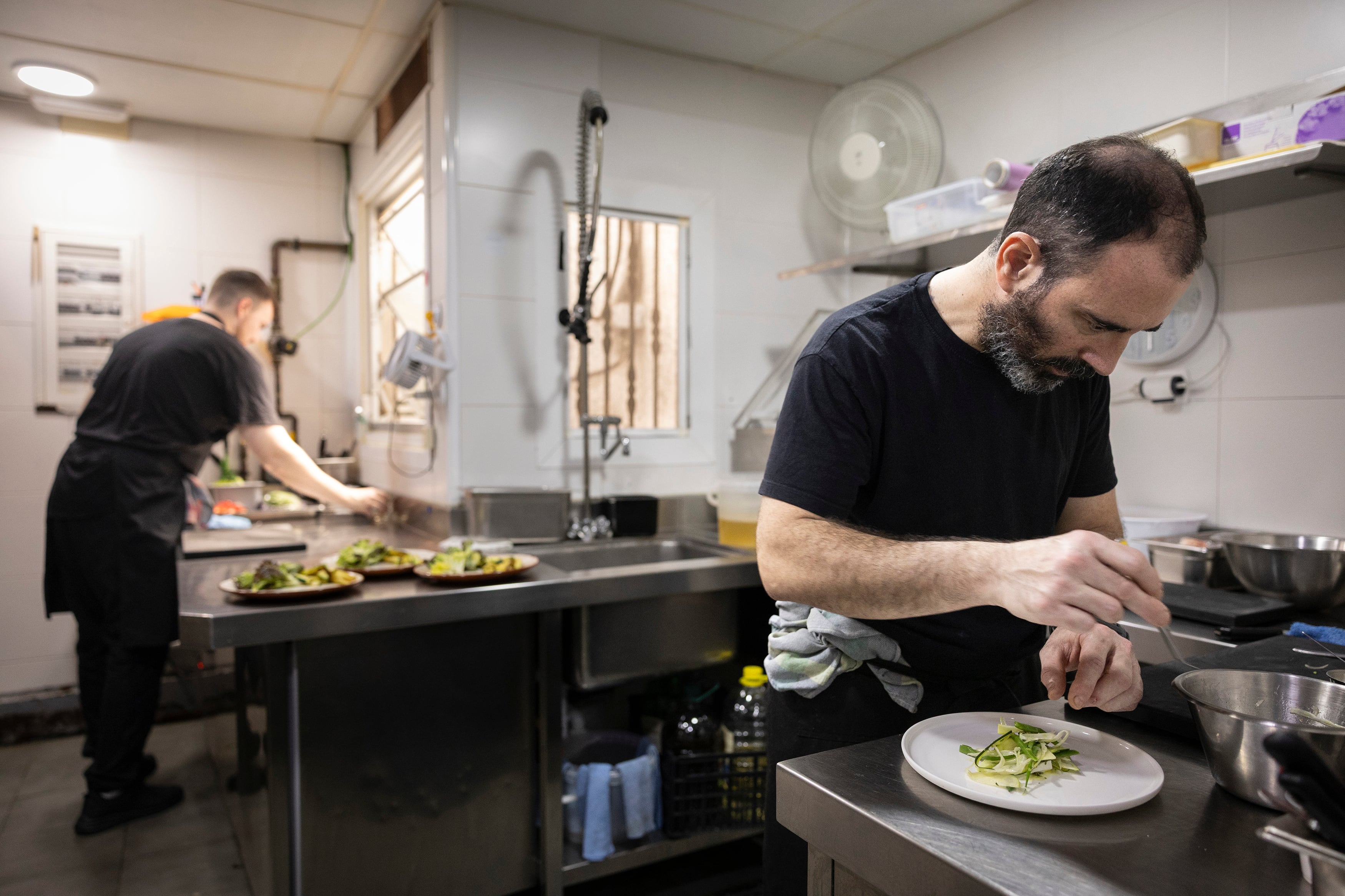 Germán Franco, chef de Almarge, trabajando en la cocina de su restaurante de Badalona.