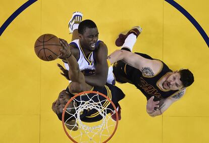 Barnes efectúa un mate ante Lebron y Miller.