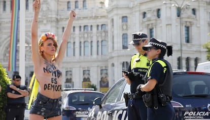 Una activista de FEMEN protesta frente al Palacio de Cibeles contra la Ley de Seguridad Ciudadana.