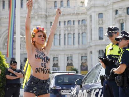 Una activista de FEMEN protesta frente al Palacio de Cibeles contra la Ley de Seguridad Ciudadana.