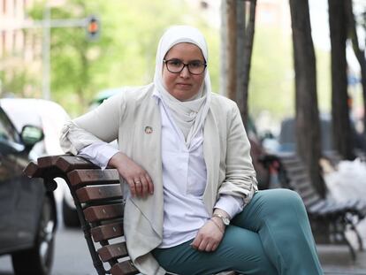 Maysoun Douas, candidata a concejala por Más Madrid, sentada el miércoles en un banco de la calle Ferrocarril.