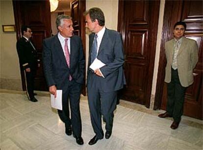 Javier Arenas y José Luis Rodríguez Zapatero, tras la reunión de la comisión del pacto antiterrorista en el Congreso.