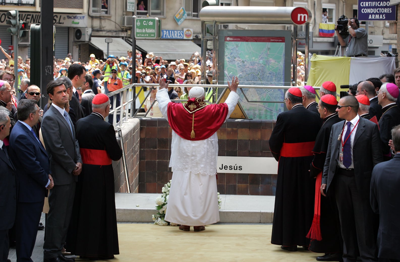 El papa Benedicto XVI, en la estación del metro de Jesús de Valencia en julio de 2006