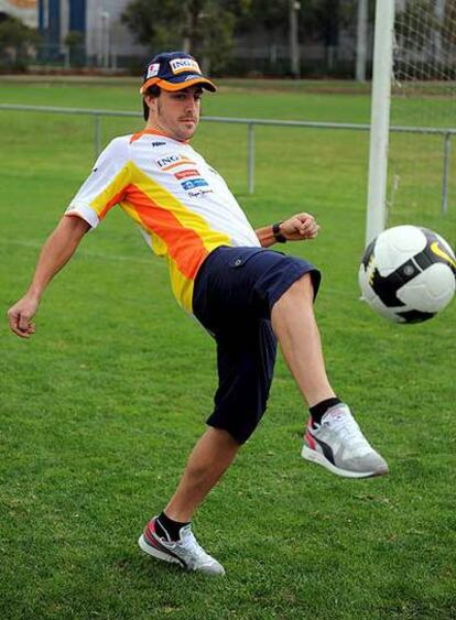 Fernando Alonso juega al fútbol cerca del circuito de Melbourne.