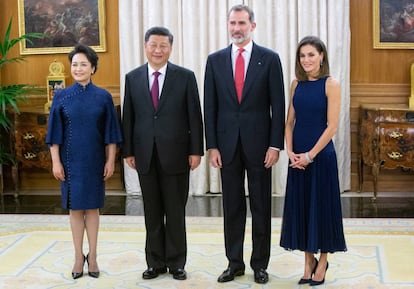 Los reyes Felipe y Letizia reciben al presidente chino Xi Jinping y a su esposa Peng Liyuan en el palacio de la Zarzuela durante una cena oficial, el 27 de noviembre de 2018.