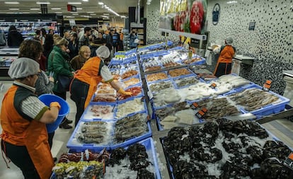 Trabajadores y clientes de un supermercado.