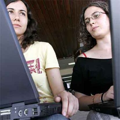 De izquierda a derecha: María Soler y Cecilia González.