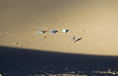 El crater del volcán Acatenango es una hondonada. Algunos turistas escogen este lugar para montar aquí su tienda de campaña y pasar la noche resguardados del viento y las bajas temperaturas, como se ve en la imagen.