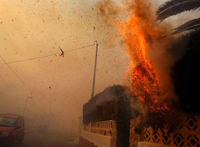 Las llamas alcanzaron ayer una vivienda en La Nucia, que sufrió ayer un incendio provocado por la caída de una torre eléctrica.
Dos vecinos abandonan su domicilio en La Nucia.