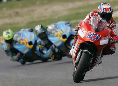 Stoner lidera la carrera de MotoGP por delante de Vermeulen y Hopkins.