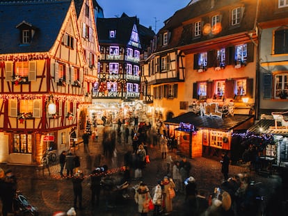 El centro histórico de Colmar, en la Alsacia francesa, se ilumina con motivo de las fiestas navideñas.