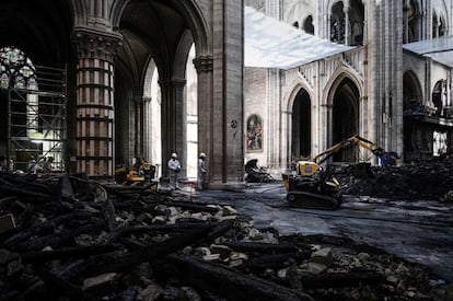 Vista de las labores de reconstrucción en el interior de la catedral de Notre Dame, durante la visita del primer ministro canadiense, Justin Trudeau, este miércoles.