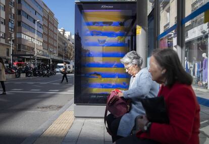 Parada de autobús de la calle Fuencarral con la obra de Gabriel G. Regües