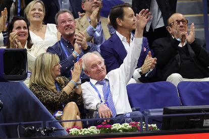 Rod Laver saluda a los aficionados de la Arthur Ashe durante la final entre Djokovic y Medvedev.