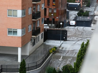 Lluvias y granizo caídos este lunes en el distrito de Villaverde Bajo (Madrid).