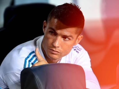 Cristiano Ronaldo, en el banquillo del Camp Nou en la ida de la Supercopa. 