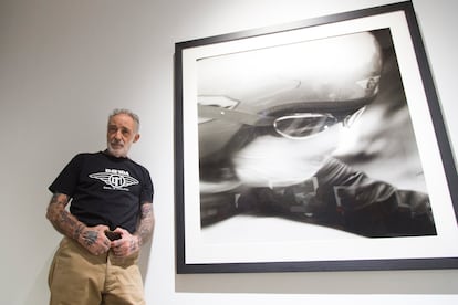 Alberto García-Alix delante de una fotografía suya expuesta en La Térmica de Málaga.