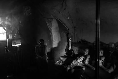 La familia Alves dentro de su casa en un edificio abandonado de Lisboa. Su único ingreso proviene del trabajo de la Sra. Sandra en un restaurante, pero no es suficiente para alquilar una casa. Para poder educar a sus hijos decidió vivir ilegalmente en este edificio hasta que reciba una casa de un programa social del Ayuntamiento.
