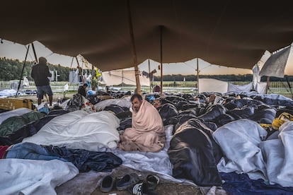 Solicitantes de asilo pasaron la noche del jueves acampados a las puertas del centro de refugiados neerlandés de Ter Apel, una pequeña localidad de 9.000 habitantes al norte de Países Bajos. La falta de lugares de recepción para derivar desde ese centro a los cientos de solicitantes se ha traducido en el hacinamiento dentro y fuera de sus instalaciones. Consecuencia de este colapso humanitario, unos 700 refugiados han tenido que dormir a la intemperie durante varias noches.