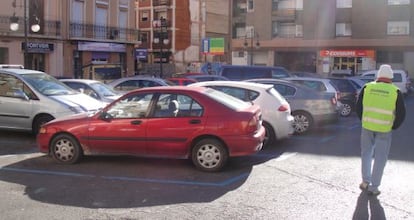 Uno de los colaboradores de la Policía Local que ejerce de "gorrilla' legal.