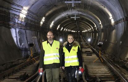 La presidenta de la Comunidad, Cristina Cifuentes, en un túnel de la Línea 1 de metro en la que se acometerán obras, este viernes.