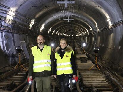 La presidenta de la Comunidad, Cristina Cifuentes, en un t&uacute;nel de la L&iacute;nea 1 de metro en la que se acometer&aacute;n obras, este viernes.