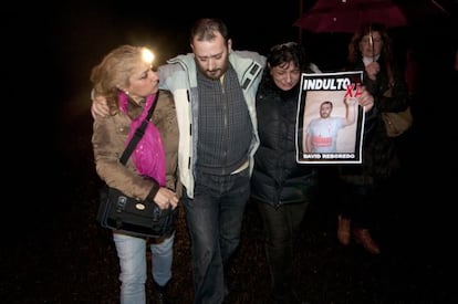 David Reboredo entra en la prisión de A Lama (Pontevedra) acompañado a su derecha por su pareja