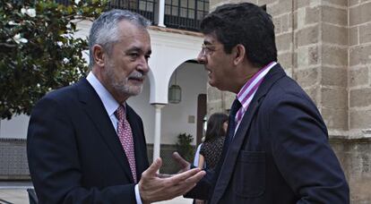 Jos&eacute; Antonio Gri&ntilde;&aacute;n y Diego Valderas, en el Parlamento andaluz en junio de 2010.