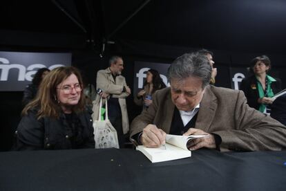 El escritor Luis Landero (derecha) firma ejemplares, este sábado en Barcelona.