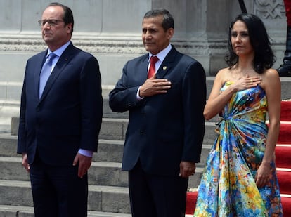 François Hollande, Ollanta Humala e sua mulher, Nadine Heredia, nesta terça.