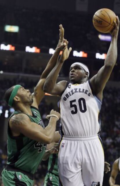 Randolph, de los Grizzlies, lanza ante Wilcox, de los Celtics.