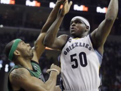 Randolph, de los Grizzlies, lanza ante Wilcox, de los Celtics.